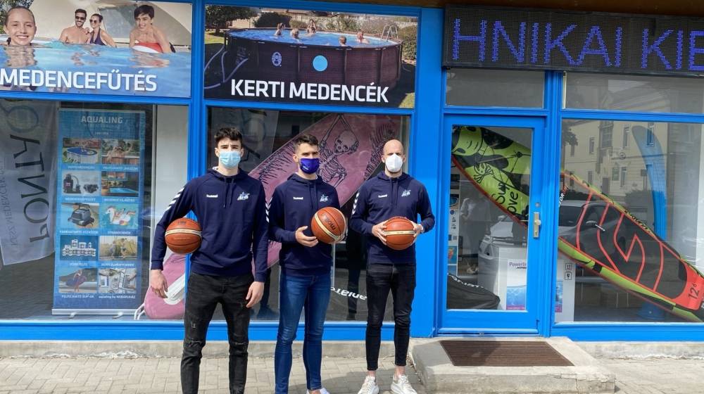 Alba Fehérvár kosarasai az Aqualing fehérvári üzletében